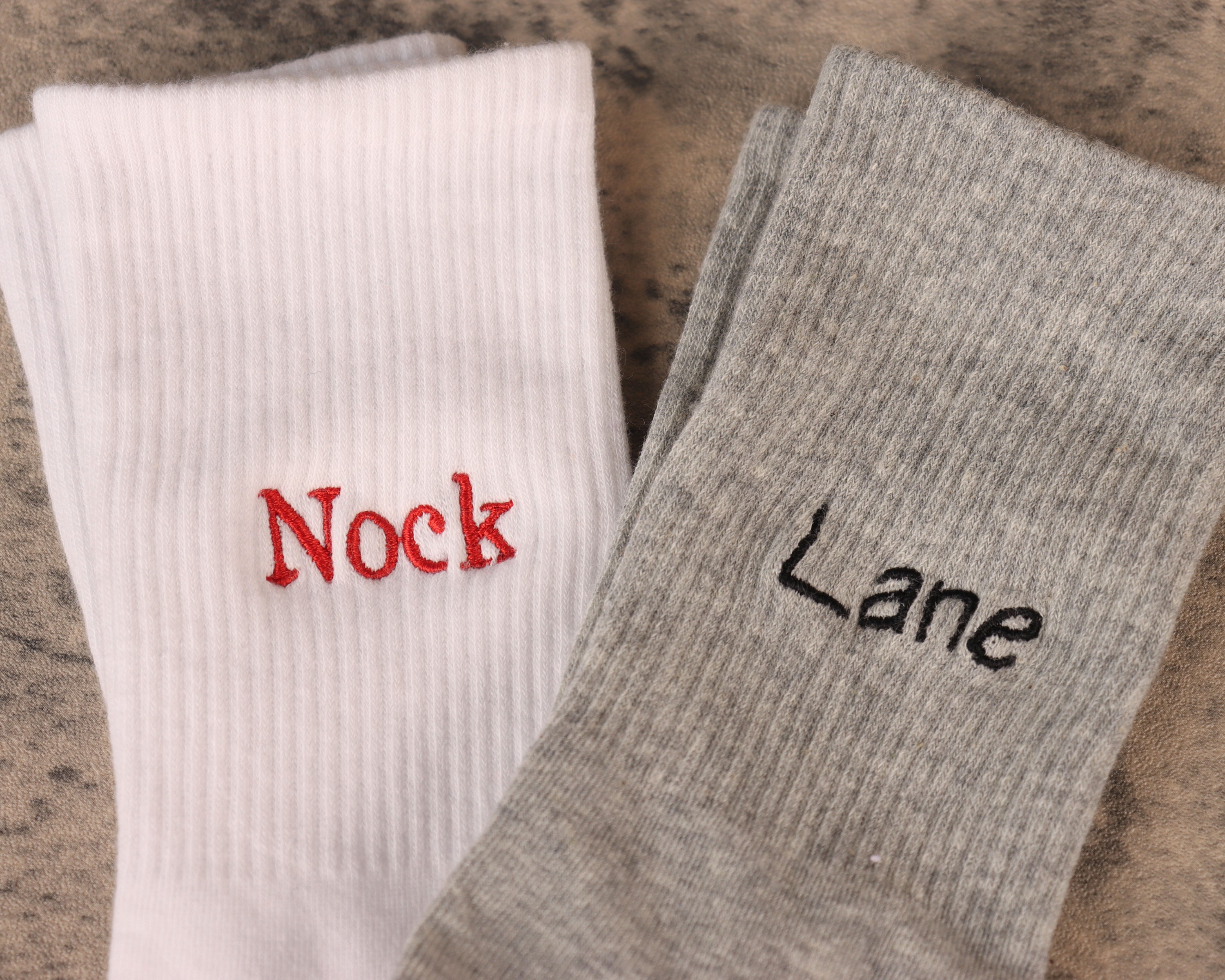 Gepersonaliseerde naamsokken voor mannen en vrouwen. Gepersonaliseerde geborduurde naam op zachte katoenen sokken. Gepersonaliseerde sokken als cadeau voor haar.
