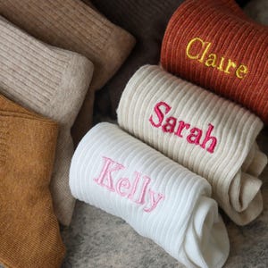 Calcetines personalizados con nombre para mujer Calcetines personalizados con nombre bordado en algodón suave Regalo de despedida de soltero para ella Calcetines de equipo Regalos personalizados