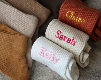 Sokken met aangepaste naam voor dames, gepersonaliseerde geborduurde naam op zachte katoenen crewsokken, vrijgezellenfeest, cadeau voor haar, teamsokken, gepersonaliseerde cadeaus