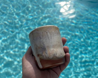Ręcznie robiony ceramiczny kubek