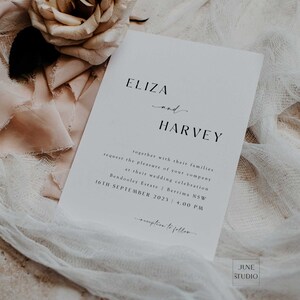 Peut inclure: Une invitation de mariage au design simple et &eacute;l&eacute;gant. L'invitation est imprim&eacute;e sur du papier cartonn&eacute; blanc et comporte du texte noir. Le texte indique "Eliza et Harvey vous prient de bien vouloir les honorer de votre pr&eacute;sence &agrave; leur mariage Bendooley Estate | Berrima NSW 10TH SEPTEMBER 2023 | 4.00 PM r&eacute;ception &agrave; suivre". L'invitation est sign&eacute;e "June Studio".