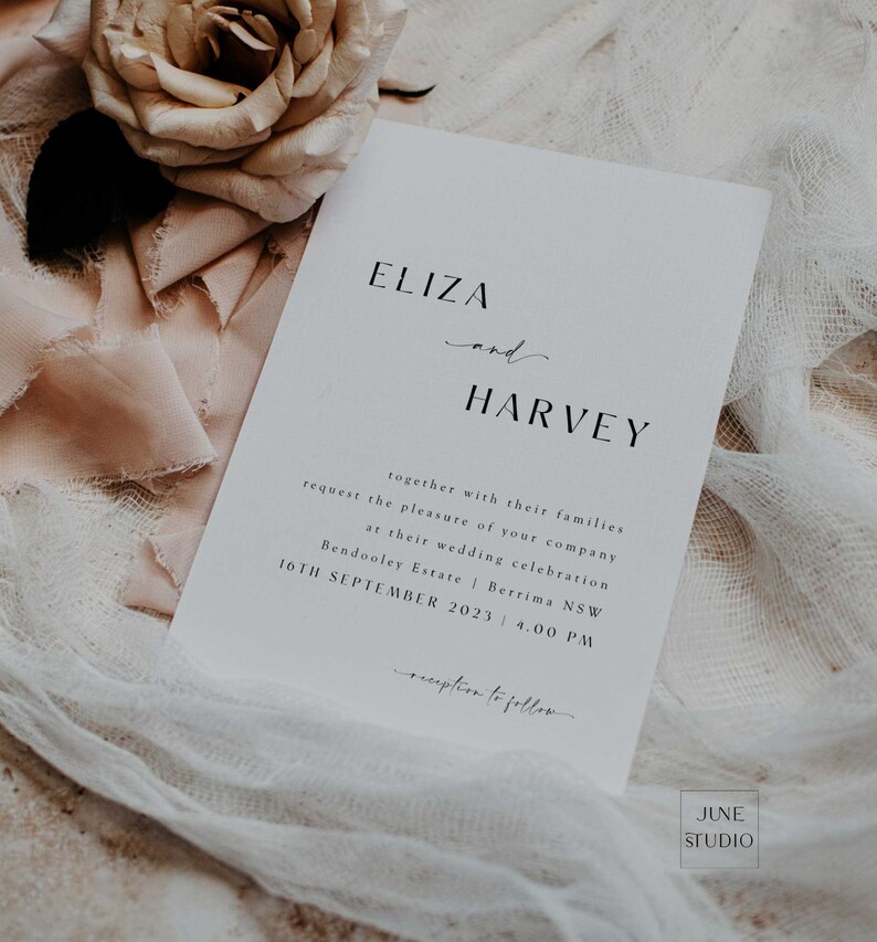 Peut inclure: Une invitation de mariage au design simple et &eacute;l&eacute;gant. L'invitation est imprim&eacute;e sur du papier cartonn&eacute; blanc et comporte du texte noir. Le texte indique "Eliza et Harvey vous prient de bien vouloir les honorer de votre pr&eacute;sence &agrave; leur mariage Bendooley Estate | Berrima NSW 10TH SEPTEMBER 2023 | 4.00 PM r&eacute;ception &agrave; suivre". L'invitation est sign&eacute;e "June Studio".