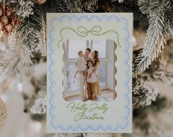 Verspielte, salbeigrüne Weihnachtsfotokarte, trendige Schleife, fröhliche Weihnachten, künstlerische Weihnachtskarte mit Familienfoto (digitale Vorlage, bearbeitbar)