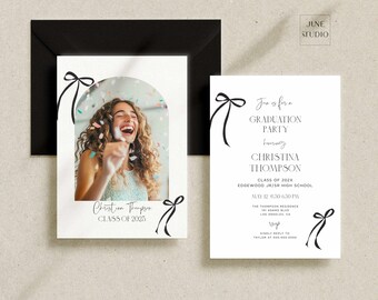 Può includere: Un set di inviti per una festa di laurea. L'invito presenta una foto di una persona con coriandoli e il testo "Festa di Laurea" con i dettagli per Christina Thompson, Classe 202X, Edgewood Jr/Sr High School. Il design include fiocchi neri.