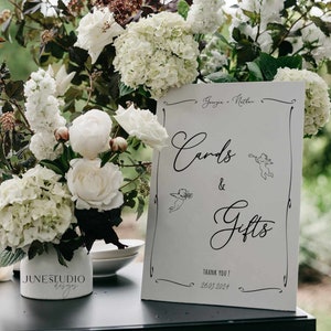 Cartes dessinées à la main et enseigne de cadeaux Modèle de mariage Cadeau illustré et enseigne de cartes Griffonnage funky Modèle de enseigne de table de cadeau de mariage Cupidon Doodle