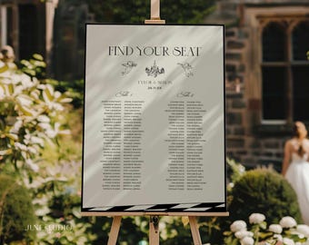 Könnte beinhalten: Eine weiße Hochzeitsplatzkarte mit schwarzem Text. Die Karte trägt den Titel "Find Your Seat" und listet die Namen der Gäste auf, die den einzelnen Tischen zugeordnet sind. Die Karte enthält auch die Namen des Paares, "Tyler & Simon", und das Hochzeitsdatum, "26.11.0X".