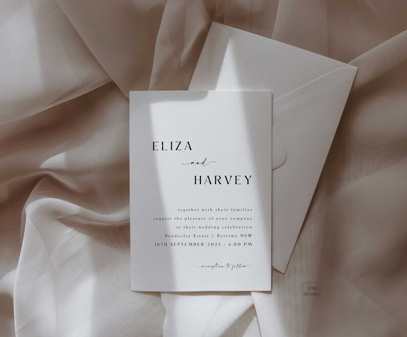 Peut inclure: Une carte d'invitation de mariage blanche avec du texte noir annon&ccedil;ant le mariage d'Eliza et Harvey. L'invitation comprend la date, l'heure et le lieu de la c&eacute;r&eacute;monie de mariage. Le texte indique "Eliza et Harvey, avec leurs familles, vous prient de bien vouloir les honorer de votre pr&eacute;sence &agrave; leur c&eacute;l&eacute;bration de mariage Bendenler Estate | Berrima NSW 16 septembre 2023 | 16h00 r&eacute;ception &agrave; suivre"