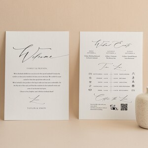 Może przedstawiać: Tablica powitalna z ręcznie napisanym powitaniem i tekstem "Family & Friends". Tablica zawiera również wiadomość o weekendzie ślubnym i imionach Taylor & Simon. Druga tablica zawiera listę wydarzeń weekendu ślubnego z harmonogramem godzin i ikonami.