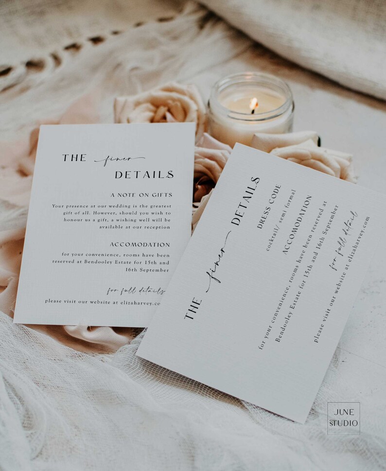 Peut inclure: Deux cartes blanches avec du texte noir d&eacute;taillant les informations du mariage. Les cartes sont intitul&eacute;es "The finer details" et comprennent des informations sur les cadeaux, l'h&eacute;bergement et le code vestimentaire. Les cartes sont sur une surface blanche avec une bougie et des fleurs.