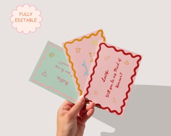 Könnte beinhalten: Drei rechteckige Karten mit gewellten Rändern in Hellgrün, Hellrosa und Zartrosa. Die Karten zeigen handschriftlichen Text, darunter "Lucy, Will you be my Maid of Honour?" und "Kathy, will you be my bridesmaid?", sowie kleine Herz- und Sternmotive.