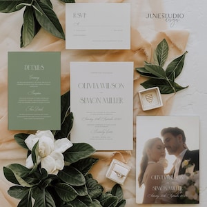 Puede incluir: Conjunto de invitaciones de boda con foto de pareja, tarjeta RSVP, tarjeta de detalles e invitación. El conjunto incluye un joyero y una caja con un escudo. El texto dice "Olivia Wilson y Simon Miller". La paleta de colores es neutra con acentos verdes.
