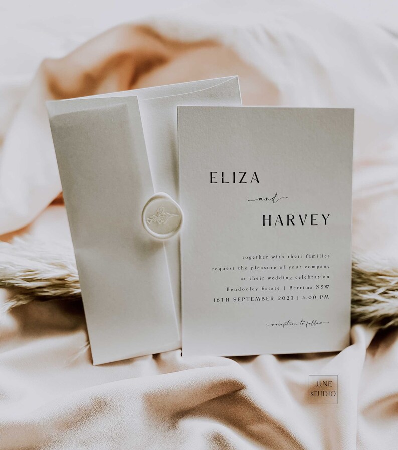 Peut inclure: Une invitation de mariage blanche avec un sceau de cire. L'invitation indique "ELIZA et HARVEY avec leurs familles vous prient de bien vouloir les honorer de votre pr&eacute;sence &agrave; leur c&eacute;l&eacute;bration de mariage Bendooley Estate | Berrima NSW 16 SEPTEMBRE 2023 | 16h00 r&eacute;ception &agrave; suivre"