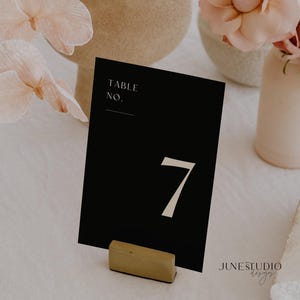 Modello di numero di tavolo nero per matrimonio, monogramma, cravatta nera, modificabile, moderno, cartello numerico per tavolo degli ospiti, segnaletica da tavolo fai da te, stampabile