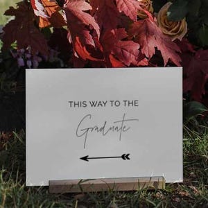 Minimalistische Graduation Richtungsschild Vorlage, einfache moderne Hochzeitsfeier Richtungsschild, Dies Weg Zeichen, Richtungspfeil Schild Printable