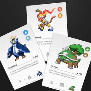 Op de afbeelding: Drie witte rechthoekige verzamelkaarten met pixel art van de Pokémon Empoleon, Infernape en Torterra. Elke kaart toont de naam, een beschrijvende tekst, een uniek identificatienummer en ronde iconen die de elementaire types van de personages vertegenwoordigen.