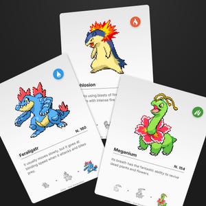 Op de afbeelding: Drie witte rechthoekige verzamelkaarten met pixel art illustraties van Feraligatr, Typhlosion en Meganium. Elke kaart toont de naam, een beschrijvende tekst, een nummer, een type-icoon en een kleine afbeelding van de evolutielijn.