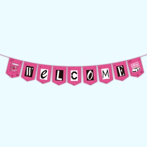 Könnte beinhalten: Ein pinkfarbenes Banner mit dem Wort "WELCOME" in schwarzen Großbuchstaben. Das Banner hat einen hellblauen Hintergrund. Das Banner hat zwei Endstücke mit Illustrationen einer Kaffeetasse und eines Autos. Das Banner ist an einer pinkfarbenen Schnur aufgereiht.