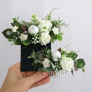 Weiß Grüne Tasche Boutonniere, Herrentasche Blume, dunkelgrüne Blumentasche Boutiniere, Waldhochzeit, Bräutigam knöpfen mit weißer Rose