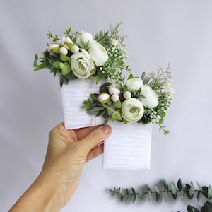 Greenery Pocket Boutonniere, Rustikale Boutonnieres, Grünes Salbeiblumen-Einstecktuch mit weißer Pfingstrose, Bräutigam, Trauzeugen, Waldhochzeit