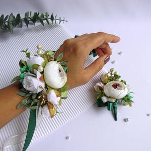 Smaragd Grün Gold Boutonniere und Corsage Set Grün und Gold Weiß Handgelenk Corsage, Boutonniere, Abschlussball Blumen Corsage, rustikale Hochzeit
