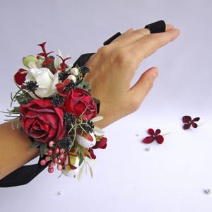 Rot Schwarz Boutonniere und Corsage Set, Prom Handgelenk Corsage, Rot Schwarz Weiße Blumen Corsage, Brautjungfern Blumenarmband, Hochzeit knopfloch
