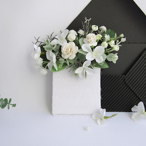Grüne Tasche Boutonniere, Bräutigam Boutonniere Grün dunkel, Grünes Salbei und weißes Knopfloch, Taschenblumenquadrat, Rustikale Hochzeit, Trauzeugen