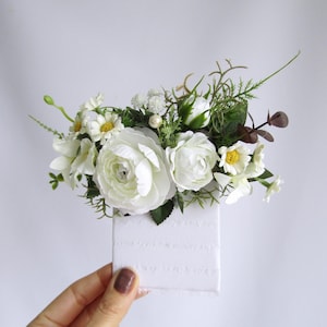 Weiß Grüne Tasche Boutonniere, Rustikale Boutonniere, Blumen Einstecktuch mit weißer Rose | Wiesen-Gänseblümchen, Bräutigam, Trauzeugen, Waldhochzeit
