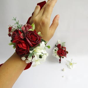 Rot weißes Armband mit Anstecknadel und Boutonniere, rote Rose Blume Armband, Bräutigam Blumenknopfloch, Handgelenk Blume, klassische Hochzeit