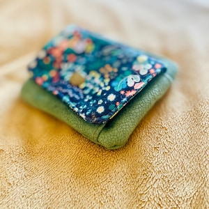 Cartera floral, cartera de tela suave, cartera colorida, monedero pequeño para mujer, tarjetero de tela, cartera vegana hecha a mano, cartera para festivales