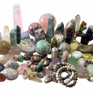 Pode incluir: Uma grande coleção de cristais, pedras e minerais coloridos, incluindo ametista, quartzo rosa, ágata e turquesa. Há também várias peças esculpidas, como um crânio e uma coruja.