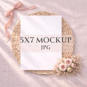 Peut inclure: Maquette 5x7 avec le texte "5X7 MOCKUP JPG" sur fond blanc. La maquette est posée sur un tapis circulaire tissé, avec un ruban rose et une composition florale. Le fond est un tissu rose clair.