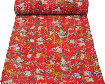 Puede incluir: Colcha kantha roja con un patrón floral. La colcha está hecha de algodón y está cosida a mano. Es un textil tradicional indio.