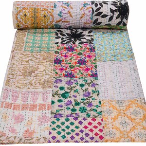 Peut inclure: Une courtepointe patchwork multicolore avec des motifs floraux et géométriques. La courtepointe est en coton et est cousue à la main. C'est une courtepointe de style indien traditionnel.