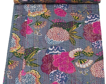 Könnte beinhalten: Eine graue Kantha-Steppdecke mit einem floralen Muster in den Farben Rosa, Lila, Blau, Grün und Gelb. Die Steppdecke ist handgenäht und hat ein traditionelles indisches Design.