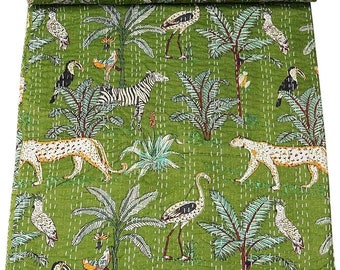 Puede incluir: Una colcha kantha verde con un patrón repetido de cebras, leopardos, tucanes y pájaros. La colcha tiene un patrón de puntadas blancas en toda su superficie.