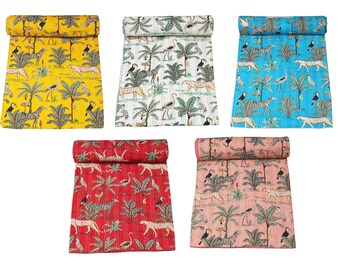Puede incluir: Cinco colchas kantha enrolladas con diferentes fondos de colores. Las colchas presentan un patrón repetido de palmeras, cebras, tucanes y leopardos. Los colores son amarillo, blanco, azul, rojo y rosa.