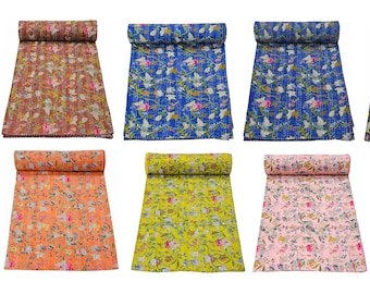 Puede incluir: Diez colchas kantha en varios colores y patrones, incluyendo naranja, azul, amarillo, rosa y morado. Cada colcha está enrollada y presenta un diseño floral.
