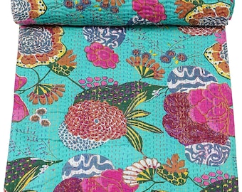 Könnte beinhalten: Eine türkisblaue Kantha-Steppdecke mit einem floralen Muster in den Farben Rosa, Rot, Orange, Gelb, Grün und Lila. Die Steppdecke ist aus Baumwolle und handgenäht.