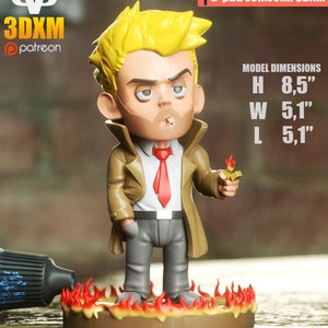 Op de afbeelding: Een 3D-geprint beeldje van een man met blond haar, die een bruine trenchcoat, een wit overhemd, een rode stropdas en een grijze broek draagt. Hij houdt een aansteker in zijn rechterhand. Het beeldje staat op een voetstuk met vlammen eromheen. Het beeldje is 8,5 inch hoog, 5,1 inch breed en 5,1 inch lang.