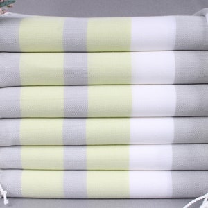 Toalla de playa bordada, toalla turca personalizada, toalla gris-verde pistacho, toalla a rayas, toalla de playa orgánica de 40 x 71 pulgadas.