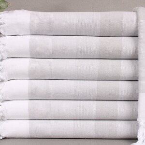 Benutzerdefiniertes Strandtuch, Monogramm Strandtuch, graues Handtuch, gestreiftes Handtuch, 40x71 Zoll Handtuch mit Namen, Home Decor Handtuch, Spa Handtuch,