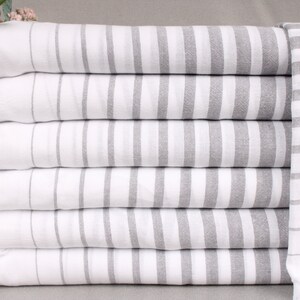 Personalisierte Handtücher, besticktes Strandtuch, graues Handtuch, gestreiftes Handtuch, 36x67 Zoll Handtuch mit Namen, warmes Handtuch, Geschenktuch,