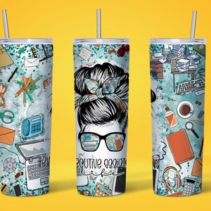 Könnte beinhalten: Drei Edelstahlbecher mit türkisfarbenem und weißem Hintergrund. Die Becher haben unterschiedliche Designs. Ein Becher zeigt eine Karikatur einer Frau mit einem unordentlichen Dutt und einer Brille. Der Text "Executive Assistant Life" steht auf dem Becher. Ein weiterer Becher zeigt ein Design mit Büroartikeln, darunter ein Laptop, Bleistifte und ein Taschenrechner. Der dritte Becher zeigt ein Design mit Büroartikeln, darunter eine Heftmaschine, eine Lupe und Kopfhörer.