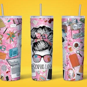 Puede incluir: Tres vasos de acero inoxidable rosa y blanco con diferentes diseños. El vaso de la izquierda tiene un diseño de artículos de oficina, el vaso del medio tiene un diseño de una mujer con gafas y el texto "#adminlife", y el vaso de la derecha tiene un diseño de artículos de oficina y un teclado de computadora.