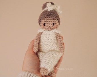 Patron amigurumi Mini Poupée d’Amour au crochet de Claire Nuance tutoriel PDF à télécharger en français création pour maison de poupées