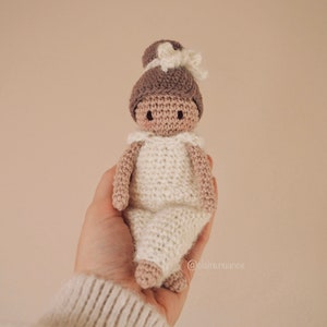 Patron amigurumi Mini Poupée dAmour au crochet de Claire Nuance tutoriel PDF à télécharger en français création pour maison de poupées image 1