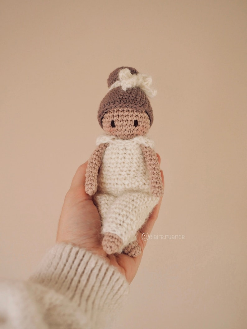 Patron amigurumi Mini Poupée dAmour au crochet de Claire Nuance tutoriel PDF à télécharger en français création pour maison de poupées image 1