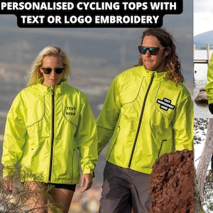 Pode incluir: Duas pessoas vestindo jaquetas de ciclismo amarelo brilhante com detalhes refletivos pretos. As jaquetas têm texto preto que diz "TEXT EMBROIDERY HERE".