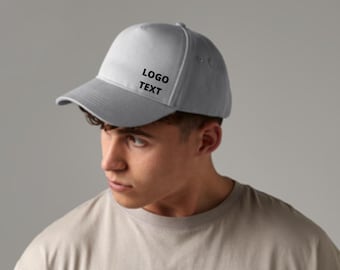 Puede incluir: Una gorra de béisbol gris con bordado negro que dice "LOGO TEXT".