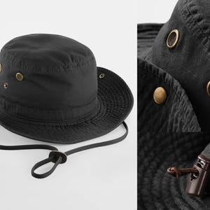 Puede incluir: Sombrero de pescador negro con ala ancha y correa para la barbilla. El sombrero tiene ojales de color lat&oacute;n y un cierre de palanca. Fabricado con tejido texturizado y duradero, adecuado para actividades al aire libre.
